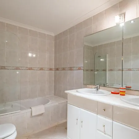 Two Bedroom Spacious Sleeps 6 * Portimão