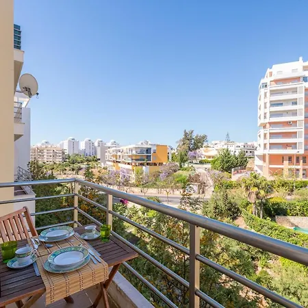 Two Bedroom Spacious Sleeps 6 דירה