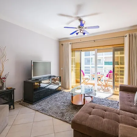 Two Bedroom Spacious Sleeps 6 דירה