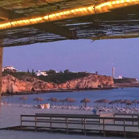 Апартаменти Two Bedroom Spacious Sleeps 6 *