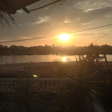 Апартаменти Two Bedroom Spacious Sleeps 6 *