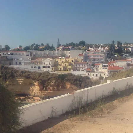 Апартаменти Two Bedroom Spacious Sleeps 6 *
