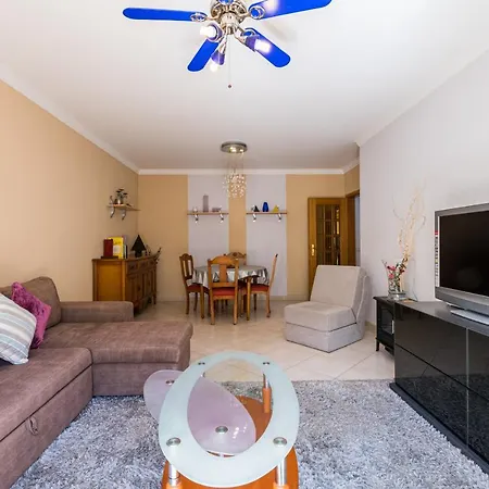 Апартаменти Two Bedroom Spacious Sleeps 6 *