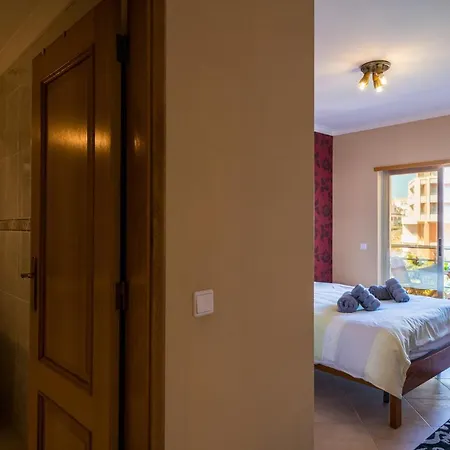 Two Bedroom Spacious Sleeps 6 Апартаменти Портіман